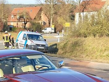 Der Jaguar wurde bei der Kollision der beiden Autos stark besch&auml;digt. Die Fahrerin erlitt schwere Verletzungen.