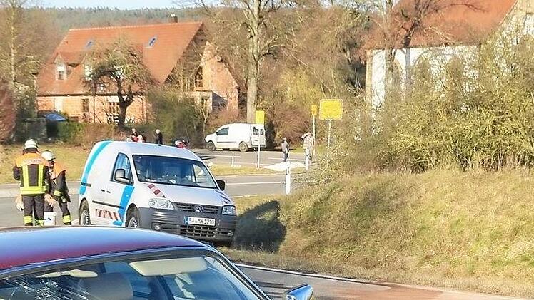 Der Jaguar wurde bei der Kollision der beiden Autos stark besch&auml;digt. Die Fahrerin erlitt schwere Verletzungen.