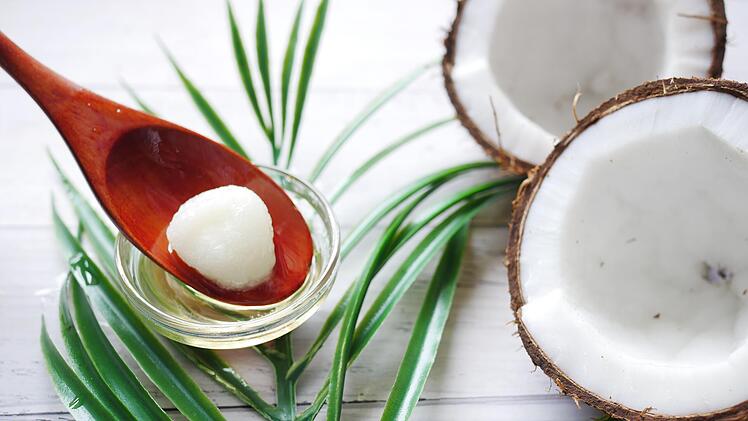 Kokosöl gilt zwar als gesund - enthält jedoch deutlich mehr gesättigte Fettsäuren als andere pflanzliche Öle.