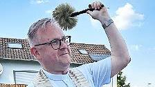 Pfarrer Thomas Ringer spendet den Segen.