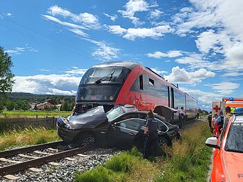 Auto kollidiert bei Burgbernheim mit Zug