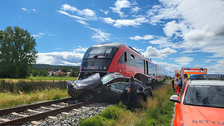 Auto kollidiert bei Burgbernheim mit Zug