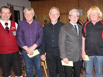 .Vorsitzender Thomas Reuter gratulierte zur 25-jährigen Mitgliedschaft im Verein der Eschenbacher Musikanten Josef Wahler, Edgar Reuter, Georg Schuhler, Rudi Schaub und Winfried Laske (von links).