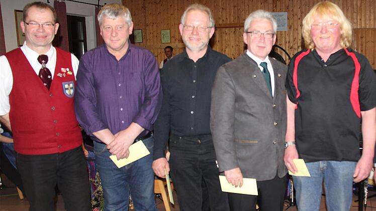 .Vorsitzender Thomas Reuter gratulierte zur 25-jährigen Mitgliedschaft im Verein der Eschenbacher Musikanten Josef Wahler, Edgar Reuter, Georg Schuhler, Rudi Schaub und Winfried Laske (von links).