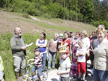 Karl Schwegel (l.) und ein Dutzend Wüstensteiner wehren sich gegen die Kläranlage auf dem Grundstück der Rechtler. Foto: Josef Hofbauer
