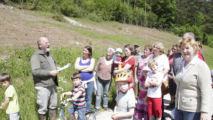 Karl Schwegel (l.) und ein Dutzend Wüstensteiner wehren sich gegen die Kläranlage auf dem Grundstück der Rechtler. Foto: Josef Hofbauer