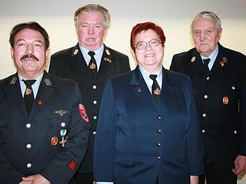 Ehrungen bei der Wollbacher Feuerwehr (von links) Hugo Herold, Helmut Metz, Veronika Zirk und Josef Albert. Foto: Gabriele Sell