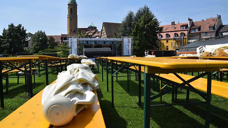 Die Bühne steht schon - und die Sonnenschirme liegen bereit, um Besucher nicht ins Schwitzen kommen zu lassen. Foto: Ronald Rinklef