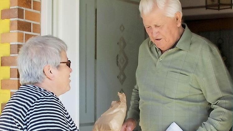 Zu Heinz Korpilla in Neuensorg kommt "Unnä Lädla" sozusagen ins Haus. Margitta Hieke beliefert den 91-Jährigen.  Fotos: Matthias Beetz