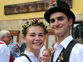Luisa und Max vor der Pöhlmann´schen Gastwirtschaft, vor der Luisas Abholung gefeiert wurde. Mit 16 Jahren ist Luisa das jüngste Platzmadla des Jahres.  Foto: Katharina Müller-Sanke