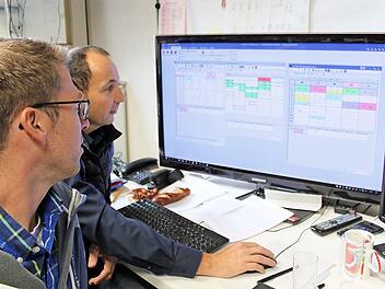 Bernd Zuber (vorne) und Thomas Platzöder sind das Stundenplan-Team am Dientzenhofer-Gymnasium in Bamberg.  Foto: Anna Lienhardt