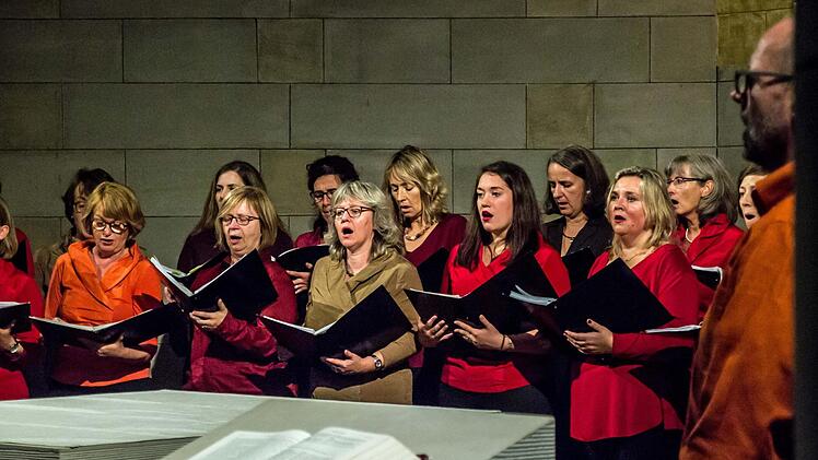 Ein Benefizkonzert mit dem Chor Unerhört lockte zahlreiche Zuhörer an.Foto: Jochen Berger