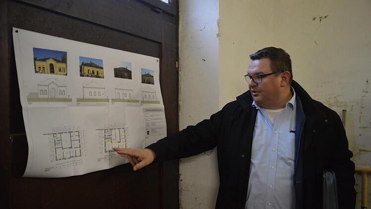 Herbert Fuchs (Amt für öffentliches Grün der Stadt Forchheim) erklärt, dass eine Haupthalle und zwei Seitenflügel vorgesehen sind. Foto: Ronald Heck