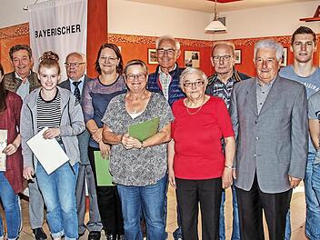 In der Korbmachergemeinde fand der Gauturntag des Turngaus Südoberfranken statt. Das Bild zeigt die Mitglieder des neuen Vorstands zusammen mit den geehrten Teilnehmern. Foto: Klaus Gagel