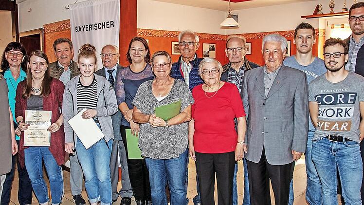 In der Korbmachergemeinde fand der Gauturntag des Turngaus Südoberfranken statt. Das Bild zeigt die Mitglieder des neuen Vorstands zusammen mit den geehrten Teilnehmern. Foto: Klaus Gagel