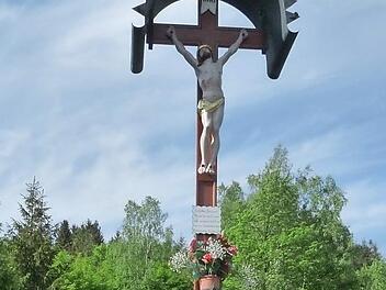 Das Kleinod "Kreuz am Rollenberg mit Fels" gilt vielen als Oase der Ruhe.  Foto: Karl-Heinz Hofmann