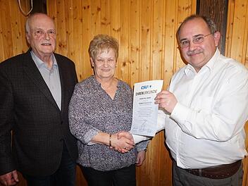 Ehrungen standen beim CSU-Ortsverband Wildflecken an (von links): Kreisrat Walter Gutmann, Roswitha Reder und Vorsitzender Bodo Wachsmann. Foto: Marion Eckert