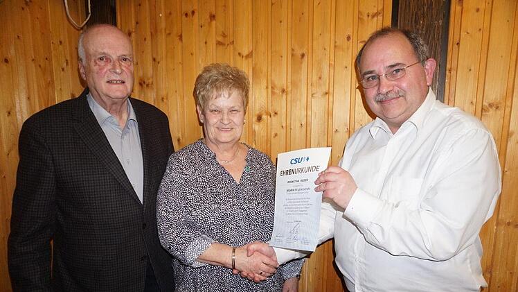 Ehrungen standen beim CSU-Ortsverband Wildflecken an (von links): Kreisrat Walter Gutmann, Roswitha Reder und Vorsitzender Bodo Wachsmann. Foto: Marion Eckert