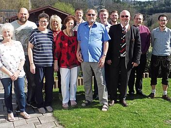 Rudolf Ruppert (Bildmitte) mit Angehörigen und seiner Frau Helga (Vierte von links) sowie Pfarrer Christoph Teille (Zweiter von rechts) und Bürgermeister Egon Herrmann (Dritter von rechts).  Foto: Dieter Wolf