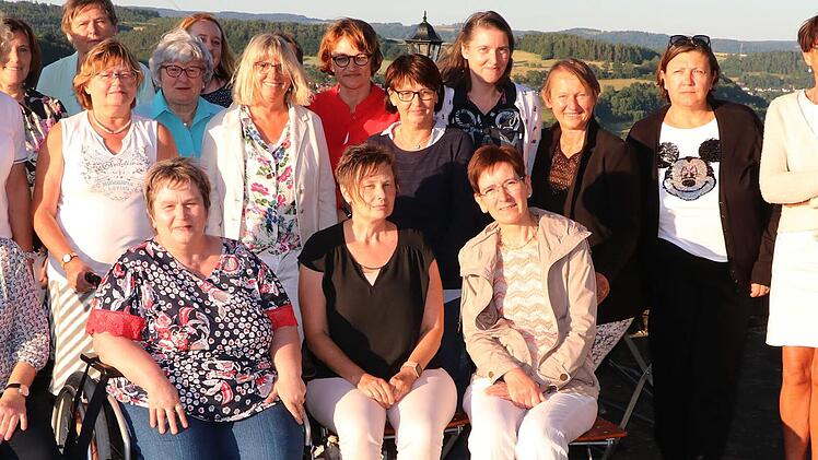 Seit zehn Jahren gibt es in Kulmbach die "Selbsthilfegruppe für Frauen nach Krebs". Das Bild zeigt einen Teil der Frauen, die der Selbsthilfegruppe angehören mit Unterstützerinnen. Leiterin ist Liane Wack (sitzend vorne links), dahinter die Ärztin des Kulmbacher Brustzentrums, Gabriele Stenglein, und stehend ganz links Karin Schulz von der Krebsberatungsstelle Bayreuth.  Foto: Rainer Glissnik