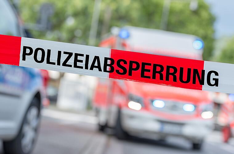 Kitzingen: Schwerer Unfall zwischen Auto und Lkw - Polizei sperrt St2271