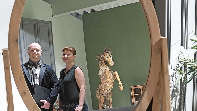 Geschäftsführer Maximilian Kirchner und Marketing-Managerin Anna Kratzert beim Gang durch den Showroom der Firma Delife