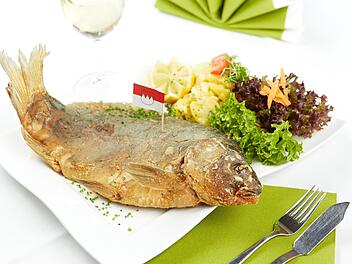 Frischer Karpfen kr&uuml;mmt sich beim Backen.   Foto: Adobe Stock