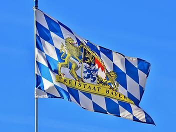 Touristen müssen Bayern bis Montag verlassen haben. Symbolbild: Flagge Bayern