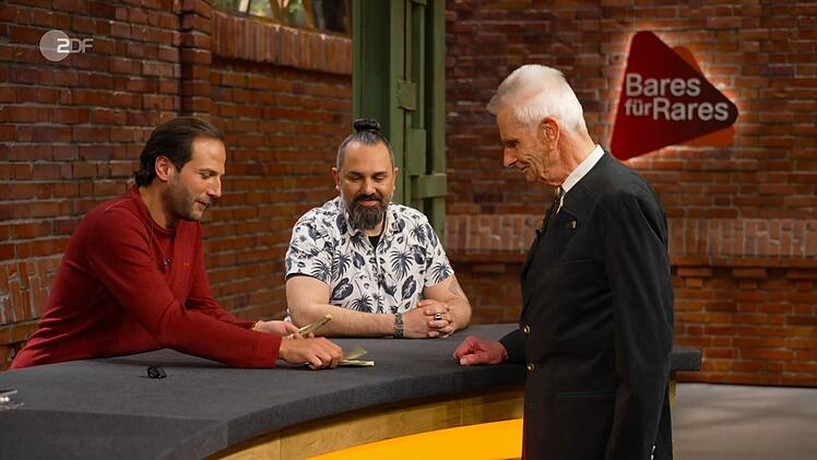 Als Schmitz-Avila 2.500 Euro aufrief, sagte Gert schnell zu und holte freudig die Scheine ab: "Deal!" Pauritsch gratulierte zum Kauf: "Ein Full Set mit Garantiekarte, in dem Zustand und mit der Geschichte von diesen netten Herrschaften."