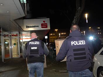 Polizei durchsucht Sparkasse nach Millionen-Coup