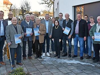 Die Jubilare des Musikvereins Kulmbach-Weiher 1900 e.V. (von links): Elke H&ouml;hn, Ralf Hartnack, Klaus Konrad, Adolf Schaller, Peter P&ouml;hlmann, Alfred Franke, G&uuml;nther Br&uuml;ckner, Frank Wilzok, Liane Seidler, Christina Flauder, Simon Moritz, Manfred R&ouml;s...