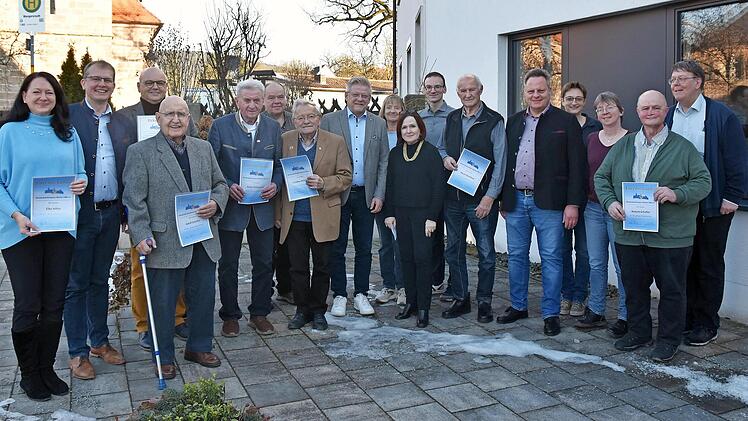 Die Jubilare des Musikvereins Kulmbach-Weiher 1900 e.V. (von links): Elke H&ouml;hn, Ralf Hartnack, Klaus Konrad, Adolf Schaller, Peter P&ouml;hlmann, Alfred Franke, G&uuml;nther Br&uuml;ckner, Frank Wilzok, Liane Seidler, Christina Flauder, Simon Moritz, Manfred R&ouml;s...