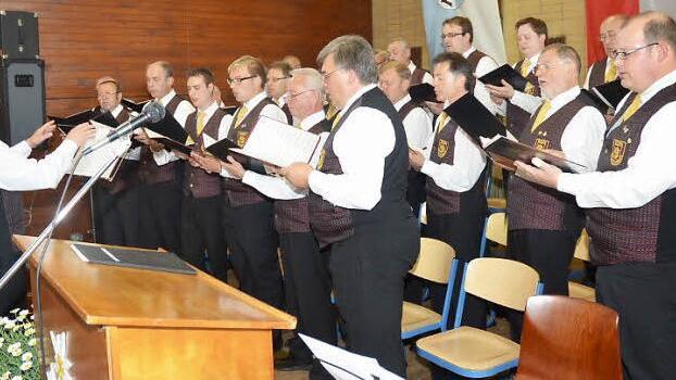 Der M&auml;nnerchor der "S&auml;ngervereinigung Edelwei&szlig; Windheim" unter Leitung von Raimund Trebes  Fotos:  eh