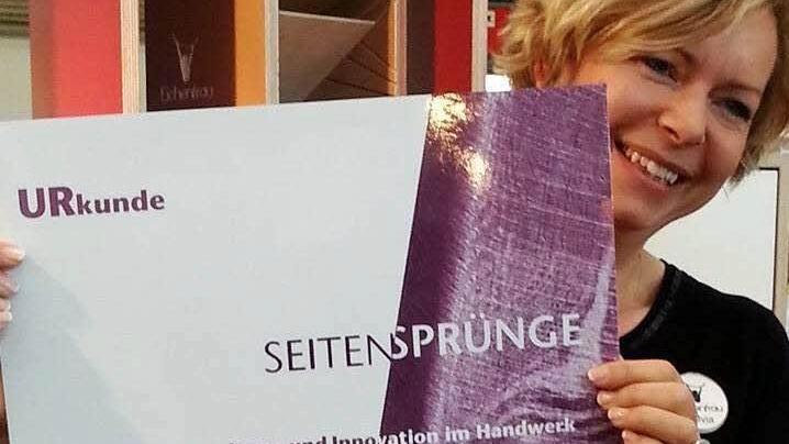 Silvia Schuhmann mit der Urkunde für die ausgezeichnete Innovation