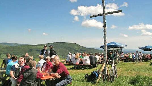 Die Wanderer genossen am Sonntag auf dem Feuerberg ihre Pause unter dem "Gipfelkreuz".
