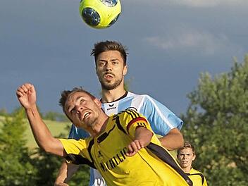Landesligaerfahrung bringt ATS-Neuzugang Alexander Günther (hinten/hier im Testspiel gegen den Frohnlacher Michael Jakob) mit. Foto: Heinrich Weiß