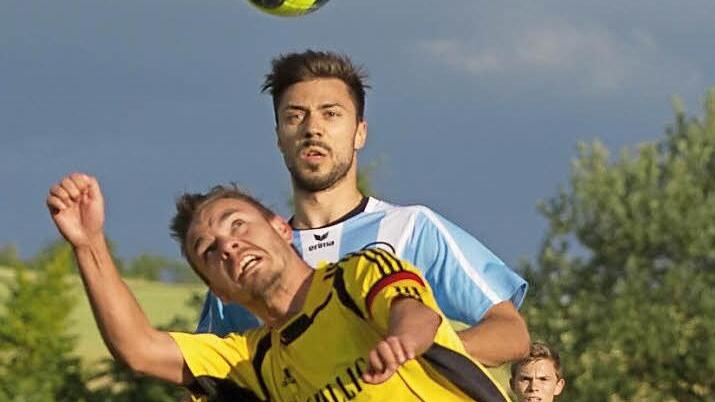 Landesligaerfahrung bringt ATS-Neuzugang Alexander Günther (hinten/hier im Testspiel gegen den Frohnlacher Michael Jakob) mit. Foto: Heinrich Weiß