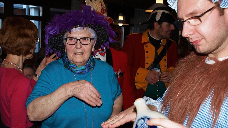 Heimbeirätin Elisabeth Renner und Heimleiter Harald Schubert durften ebenfalls eine Prise Schnupftabak nehmen.
