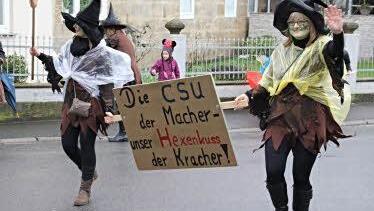 Süße Mohrenköpfe von adretten Hexen. Die Damen des CSU-Ortsverbandes mit ihrer "Oberhexe" Birgit Finzel, versüßten das triste Wetter beim Faschingszug. Foto: Helmut Will