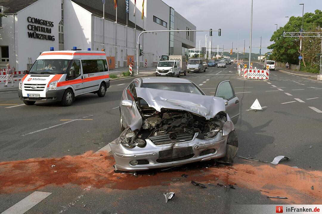 Notarztwagen verunglückt auf Einsatzfahrt