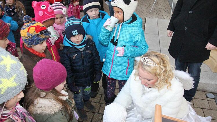 Große leuchtende Augen bei den Kindern, als das Christkind Geschenke verteilte. Foto: Helmut Will