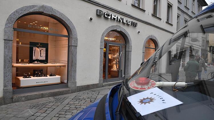 Nach dem bewaffneten Raub&uuml;berfall am vergangenen Freitag auf einen Juwelier in Bamberg haben die Ermittler nun Fragen zu einem m&ouml;glichen T&auml;terfahrzeug und bitten um Zeugenhinweise. Foto: Ronald Rinklef
