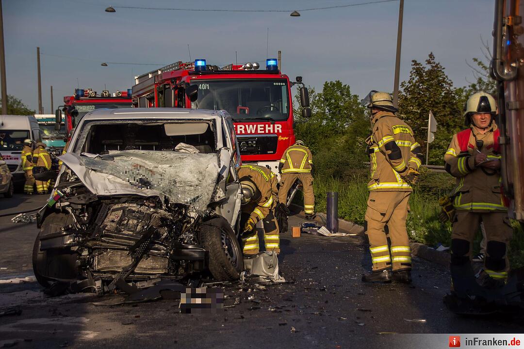 Schwerer Unfall in Fürth: Kleintransporter kracht in Kehrfahrzeug