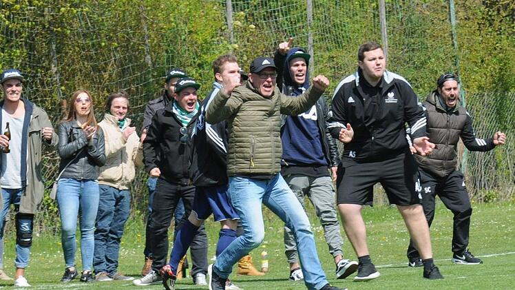 Die Fans der SG Oerlenbach/Ebenhausen hoffen, auch nach der Relegation gegen die SG Frickenhausen so jubeln zu dürfen.  Foto: ssp