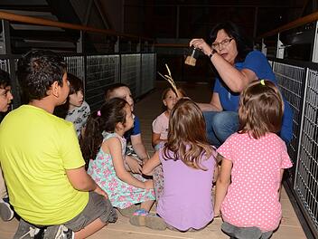 Museumsführerin Annelie Zapf zeigte im vergangenen Jahr den Vorschulkindern des katholischen Kindergartens "Unsere Liebe Frau" im Bäckereimuseum, wie aus Getreide und Wasser Brot wird. Foto: Dagmar Besand