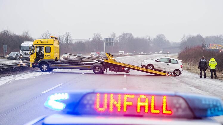 Bei einem Verkehrsunfall auf der A70 im Landkreis Ha&szlig;berge wurde der Motor aus dem Fahrzeug eines 23-J&auml;hrigen geschleudert. Symbolbild: Daniel Bockwoldt/dpa
