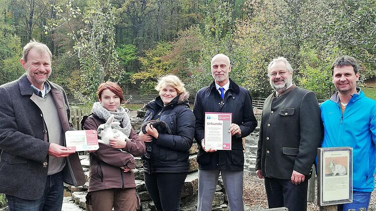 Für die aktive Teilnahme an der Lebenshilfe-Initiative "Mensch inklusive" wurde jetzt der Wildpark Klaushof mit Urkunde und Plakette ausgezeichnet: (von links) Klaushof-Leiter Axel Maunz, Helferin Samira Kempf (19), Praktikantin Anja Buchholz (17), Oberbürgermeister Kay Blankenburg, Lebenshilfe-Projektleiter Peter Pratsch und Inklusionsbegleiter Stefan Kohlhepp