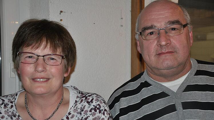 Für 40-jährige Mitgliedschaft beim SC Motten wurden Maria Breitenbach und Winfried Weber mit der Vereinsurkunde ausgezeichnet. Foto: Petra Heurich