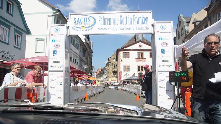 Start des Prologs auf dem Marktplatz in Bad Kissingen Foto: Arkadius Guzy