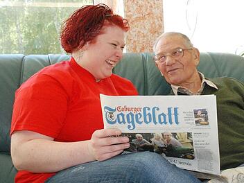 Auch das gehört für Franziska Goihl dazu: Zusammen mit den Patienten und Bewohnern Zeitung lesen und lachen. Einer, der sich besonders darüber freut, ist Gerhard Wöhner, der sich gerade zur Kurzzeitpflege im Caritas-Seniorenheim befindet. Fotos: Christiane Lehmann
